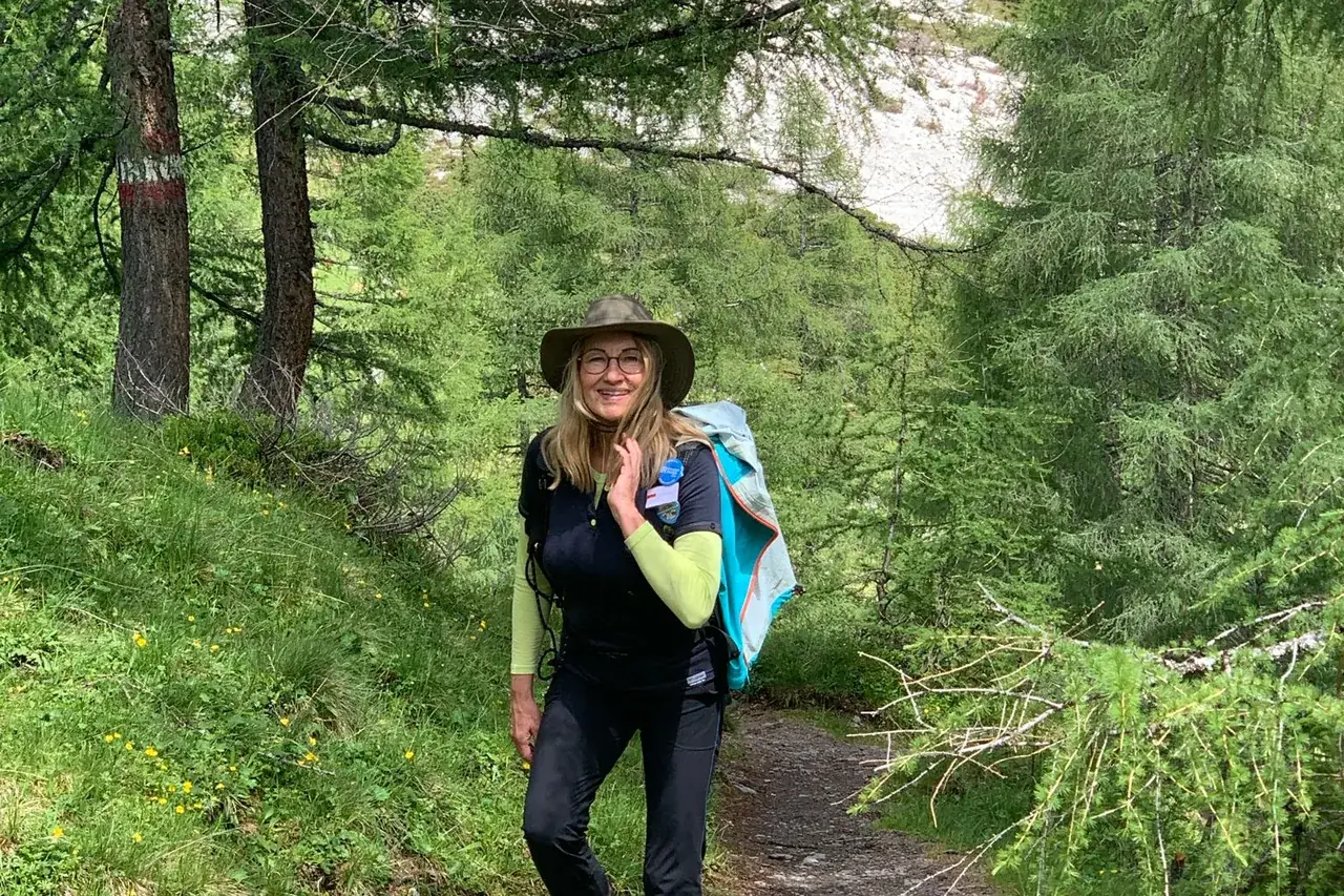 Sabine Rößler auf einem Weg im Wald