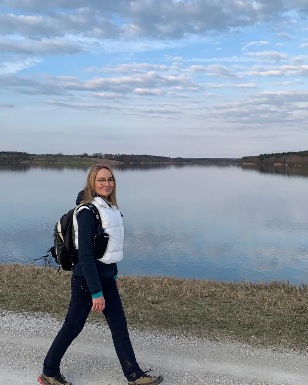 Sabine Rößler geht am See entlang